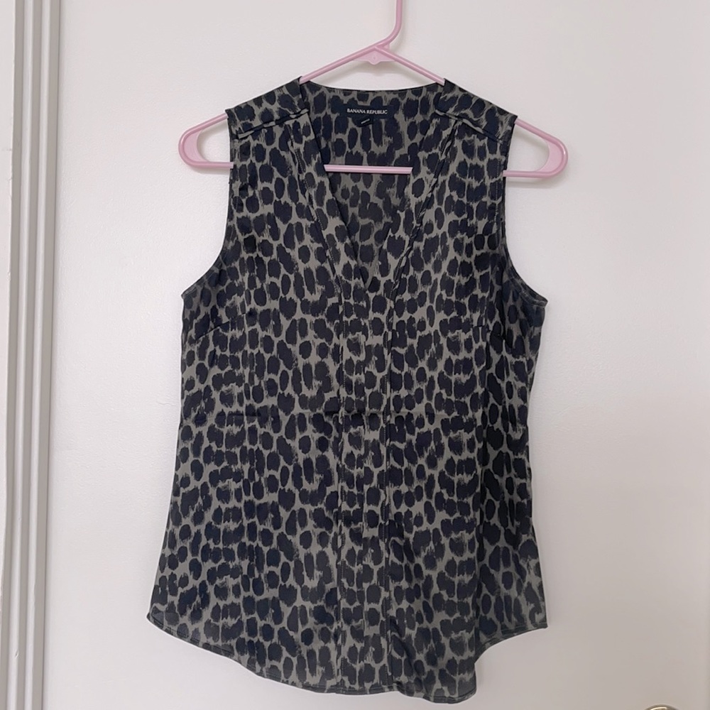 Banana Republic sleeveless V neck blouse